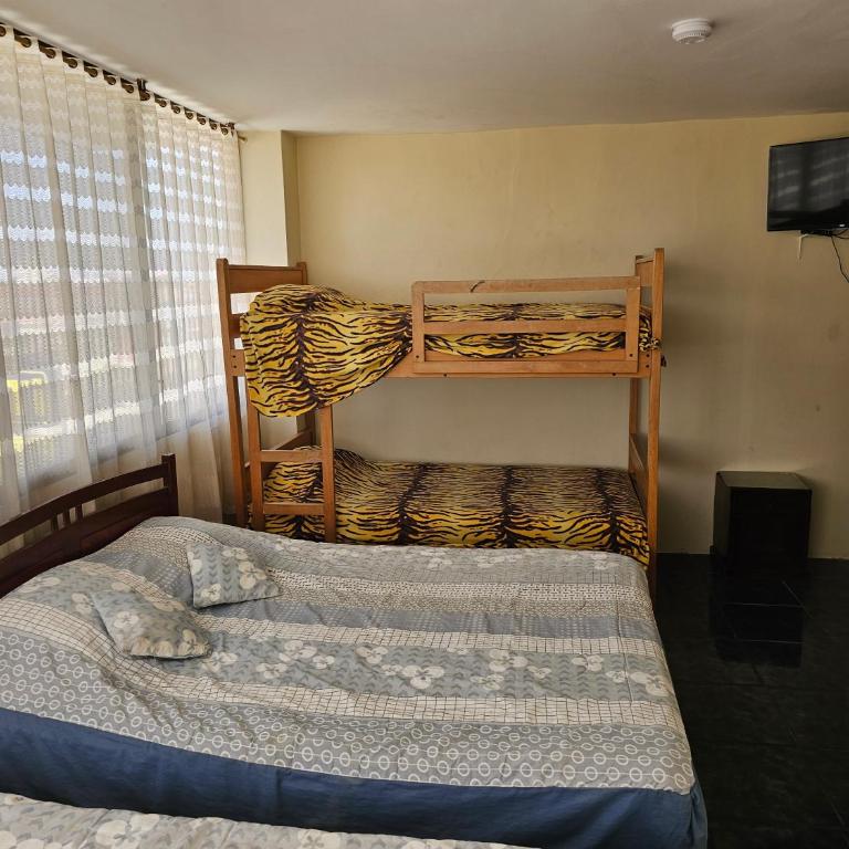 Hostal Haziel - Family Room - 12