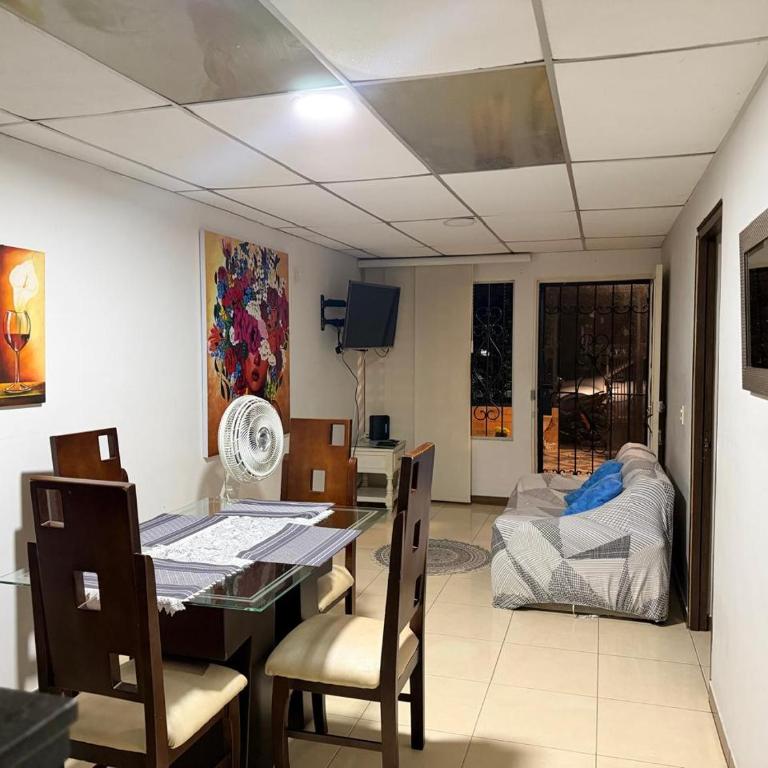 Casa amplia cerca a UKUMARI parque CONSOTA y excelentes restaurantes - Three-Bedroom House - 34
