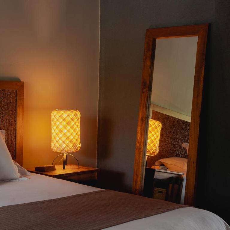 Sui Boutique Hotel - Suite con cama grande y balcón - 12