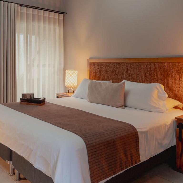 Sui Boutique Hotel - Suite con cama grande y balcón - 4