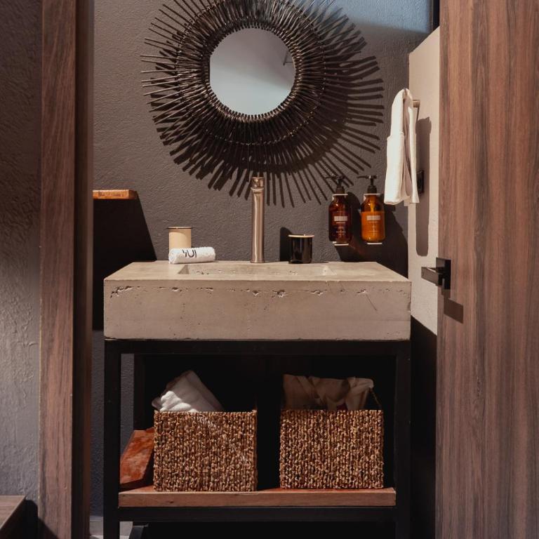 Sui Boutique Hotel - Suite con cama grande y balcón - 16