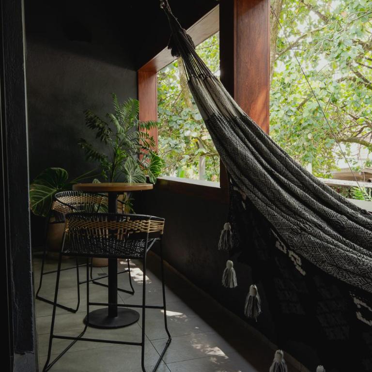 Sui Boutique Hotel - Suite con cama grande y balcón - 10