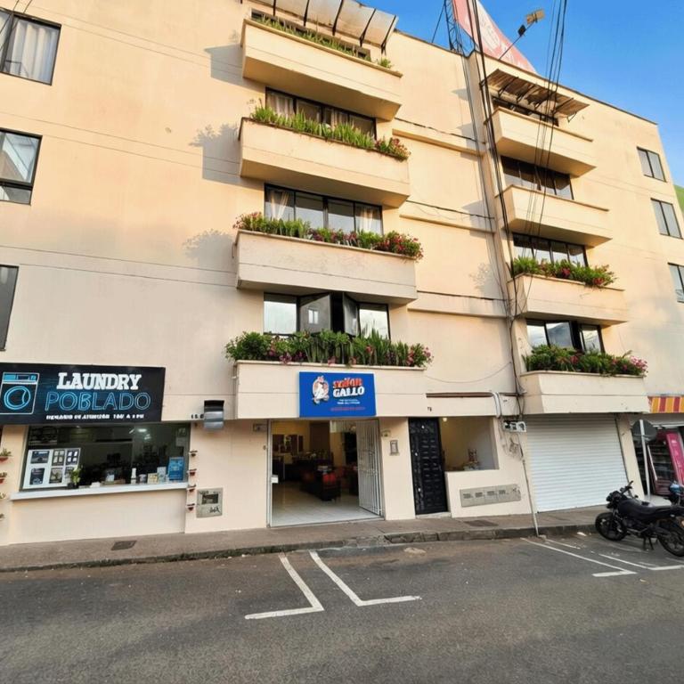 3 bedroom apartment, with arcade machine - 1 block from lleras park p7 - Three-Bedroom Apartment - 18