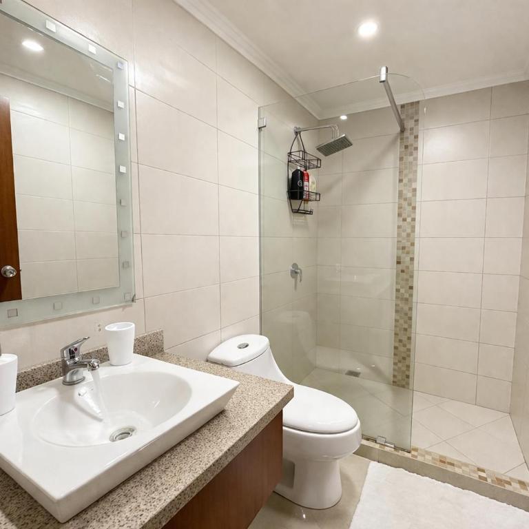 Exclusivo loft dúplex en piso 15 con vista panorámica al río en Guayaquil, 2 habitaciones y cocina equipada - Two-Bedroom Apartment - 7