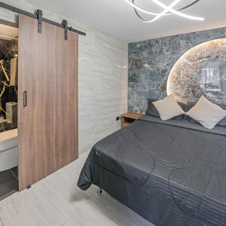 3 bedroom apartment, one block from lleras park p12 in medellin - Three-Bedroom Apartment - 30
