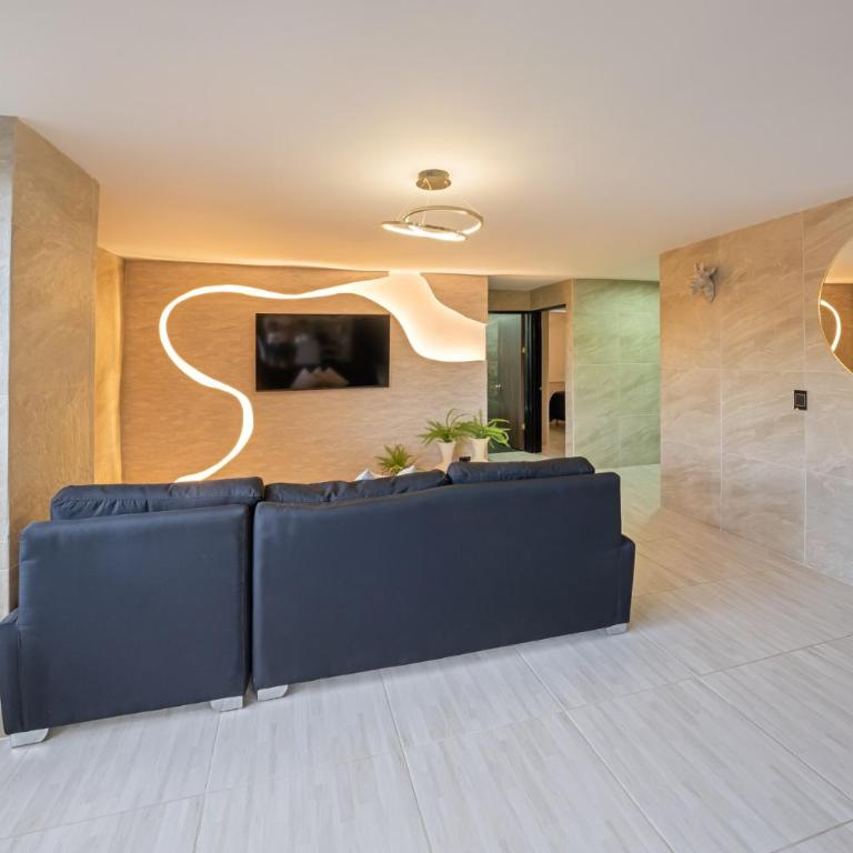 3 bedroom apartment, one block from lleras park p12 in medellin - Three-Bedroom Apartment - 25