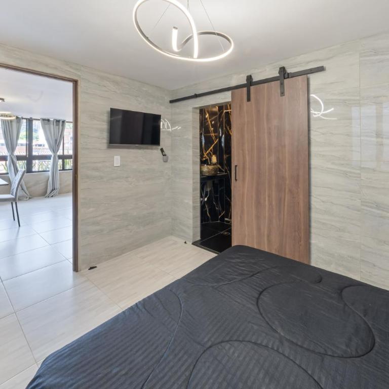 3 bedroom apartment, one block from lleras park p12 in medellin - Three-Bedroom Apartment - 23