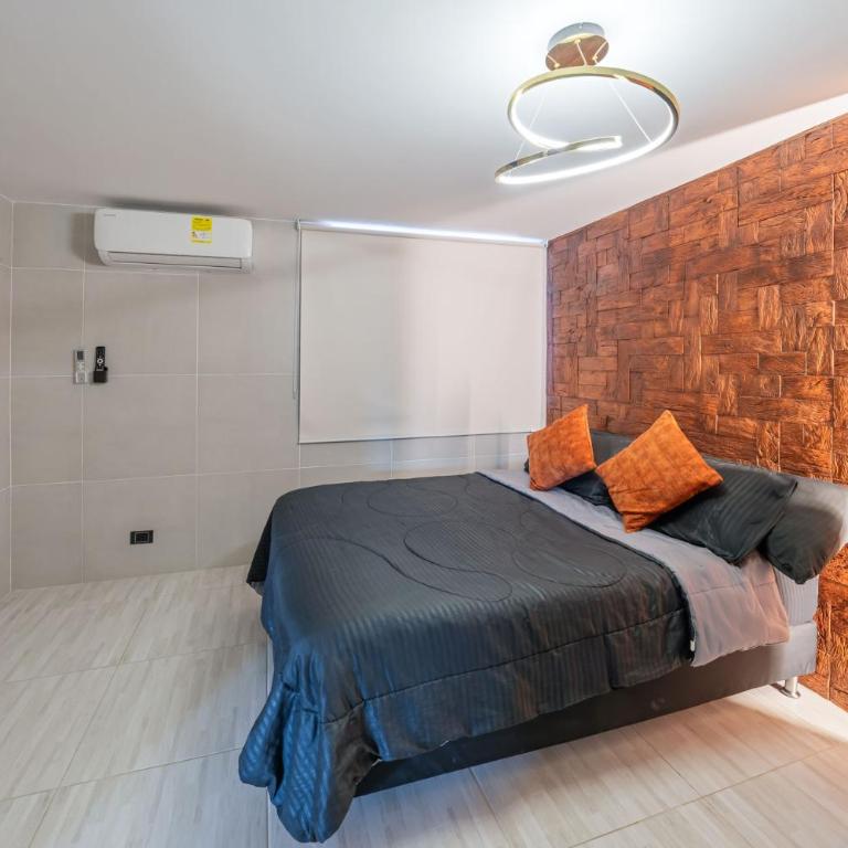 3 bedroom apartment, one block from lleras park p12 in medellin - Three-Bedroom Apartment - 27