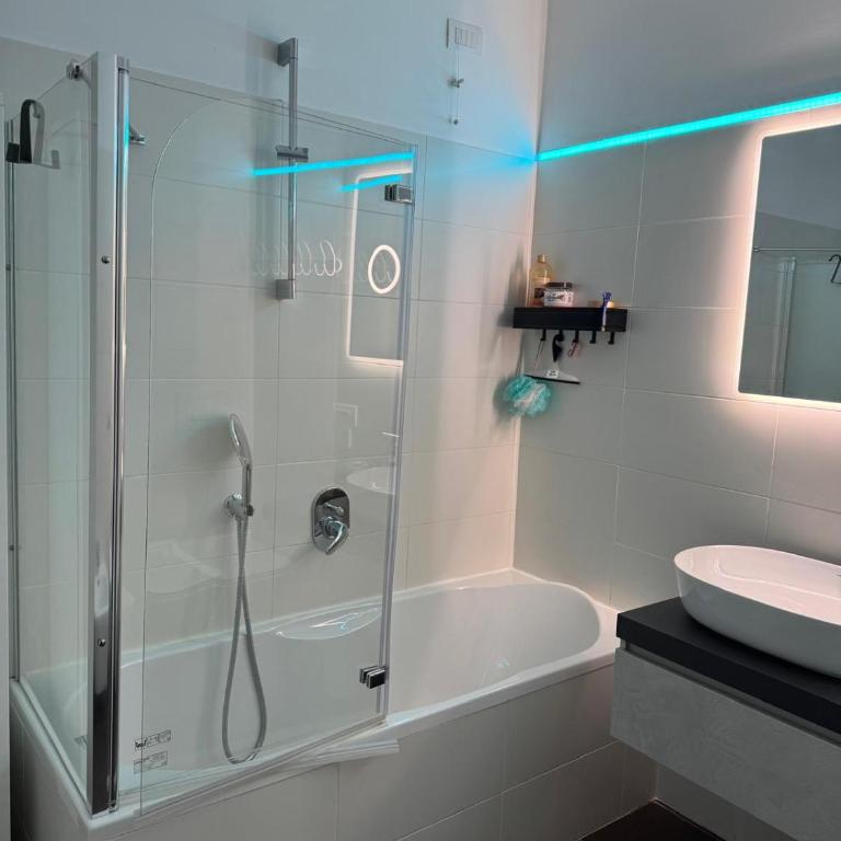 Sogno DiVino - Apartment in Como - Appartamento con 2 Camere da Letto e Balcone - 3