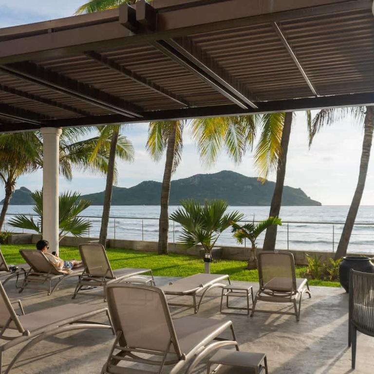 Luxury condo with balcony and front ocean view - Apartment - 1