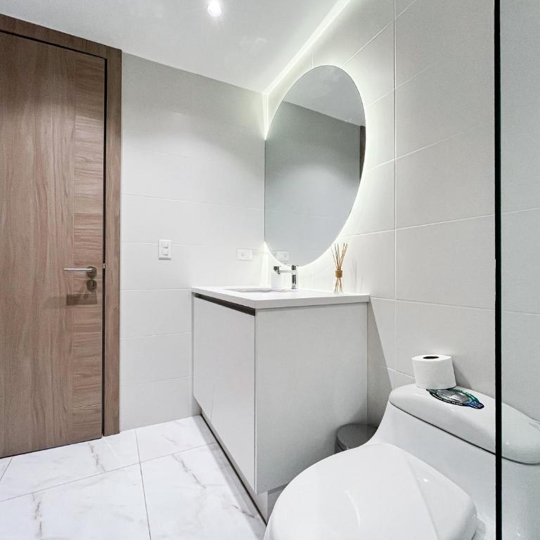 Depa de lujo con piscina y GYM cerca al Mall San Marino - One-Bedroom Apartment with City View - 9