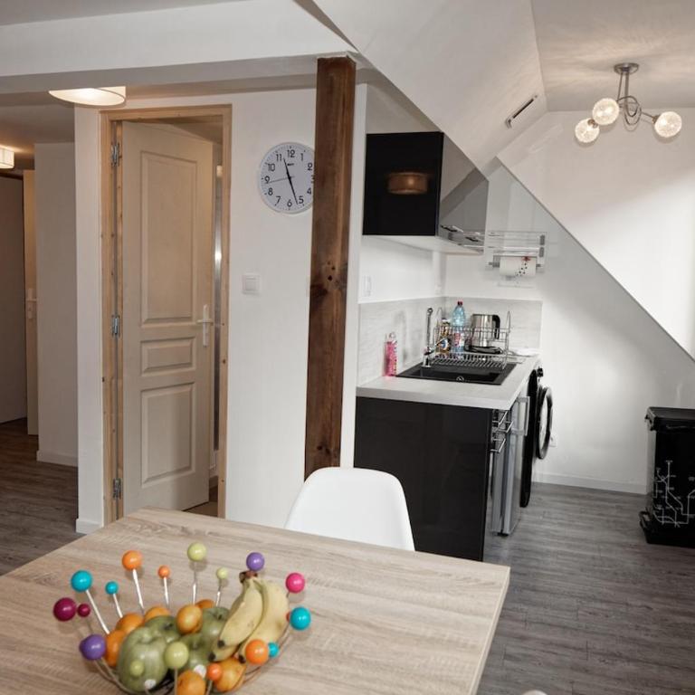 Cityscape in Calais - City center A16 - Ferry, Tunnel, Port- 24 7 - One-Bedroom Apartment - 1