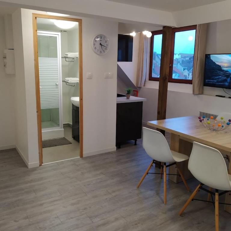 Cityscape in Calais - City center A16 - Ferry, Tunnel, Port- 24 7 - One-Bedroom Apartment - 8