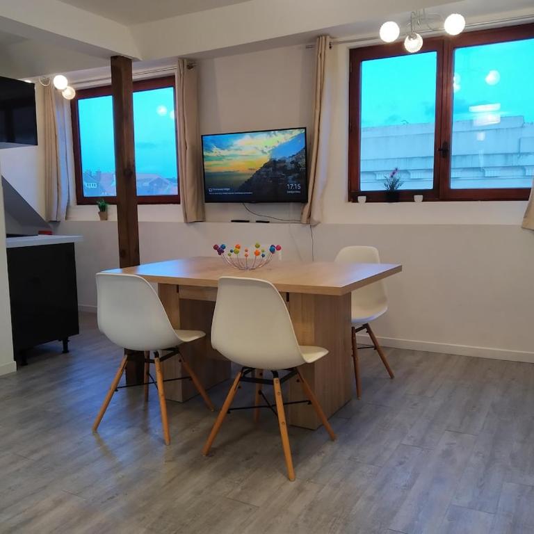 Cityscape in Calais - City center A16 - Ferry, Tunnel, Port- 24 7 - One-Bedroom Apartment - 10