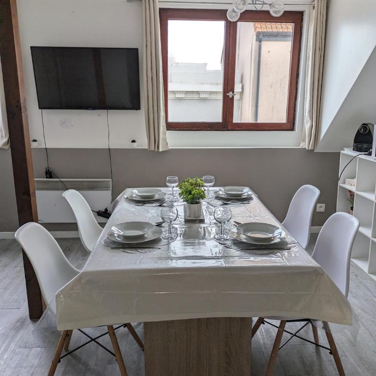 Cityscape in Calais - City center A16 - Ferry, Tunnel, Port- 24 7 - One-Bedroom Apartment - 15