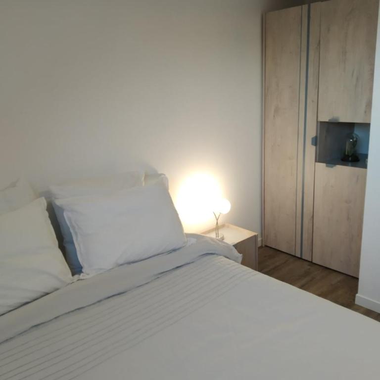 Cityscape in Calais - City center A16 - Ferry, Tunnel, Port- 24 7 - One-Bedroom Apartment - 16