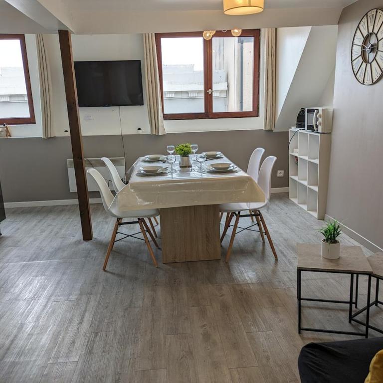 Cityscape in Calais - City center A16 - Ferry, Tunnel, Port- 24 7 - One-Bedroom Apartment - 17