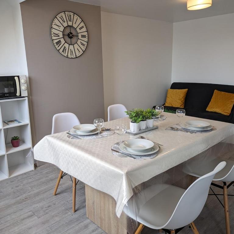 Cityscape in Calais - City center A16 - Ferry, Tunnel, Port- 24 7 - One-Bedroom Apartment - 21