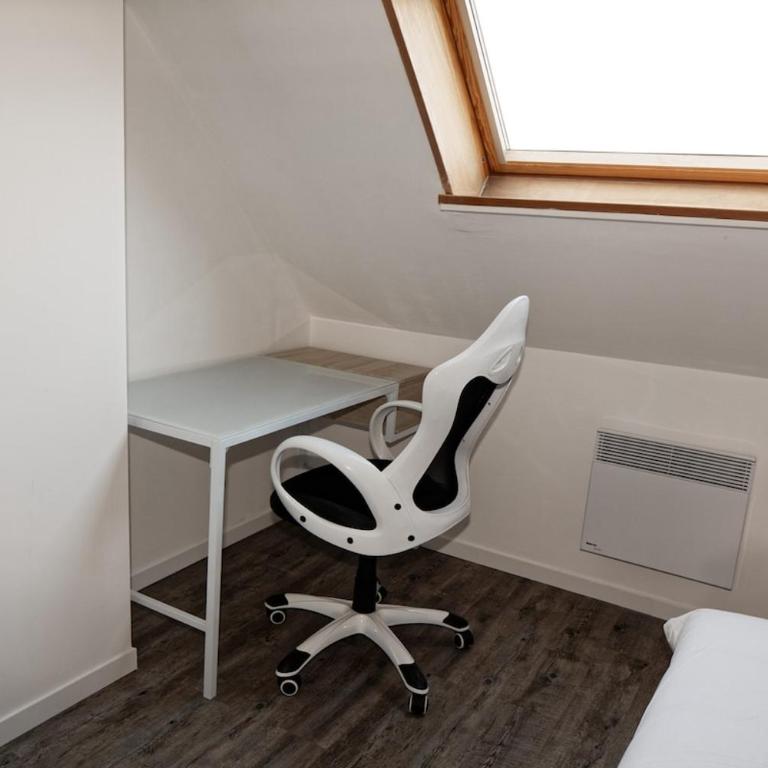 Cityscape in Calais - City center A16 - Ferry, Tunnel, Port- 24 7 - One-Bedroom Apartment - 26