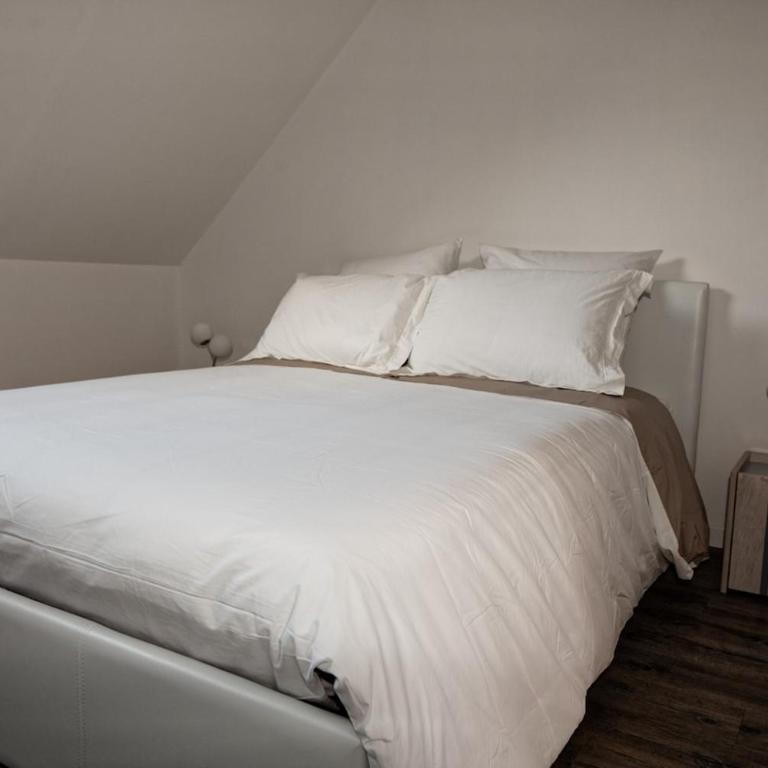 Cityscape in Calais - City center A16 - Ferry, Tunnel, Port- 24 7 - One-Bedroom Apartment - 28