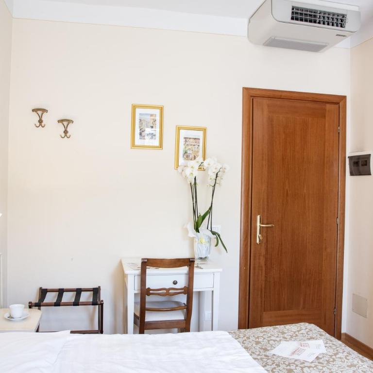 Hotel Belvedere - Economy Double Room - back side - 1