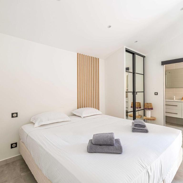Modern Villa with Heated Pool and Garden - Villa - 9