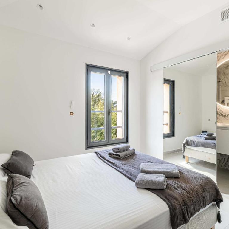 Modern Villa with Heated Pool and Garden - Villa - 13