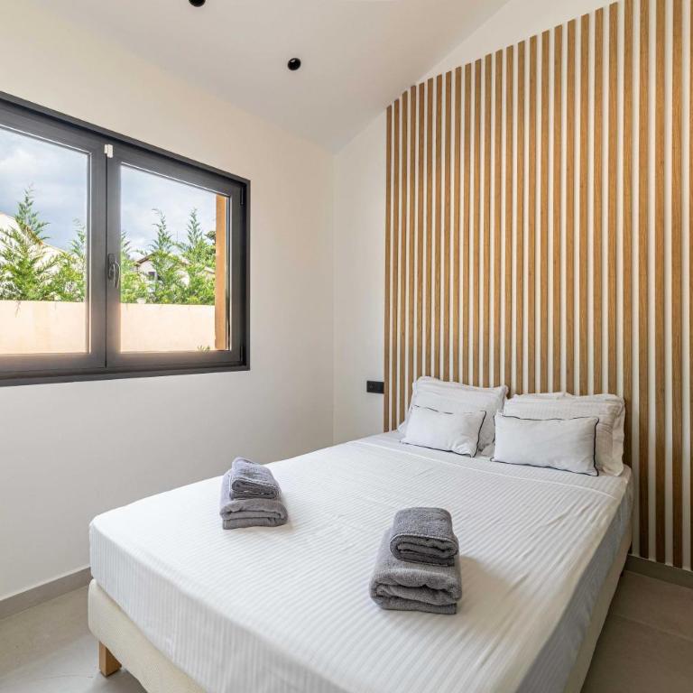Modern Villa with Heated Pool and Garden - Villa - 16