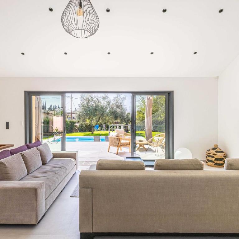 Modern Villa with Heated Pool and Garden - Villa - 18