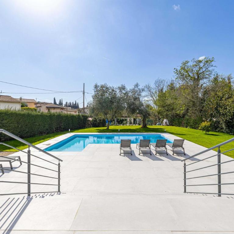 Modern Villa with Heated Pool and Garden - Villa - 22