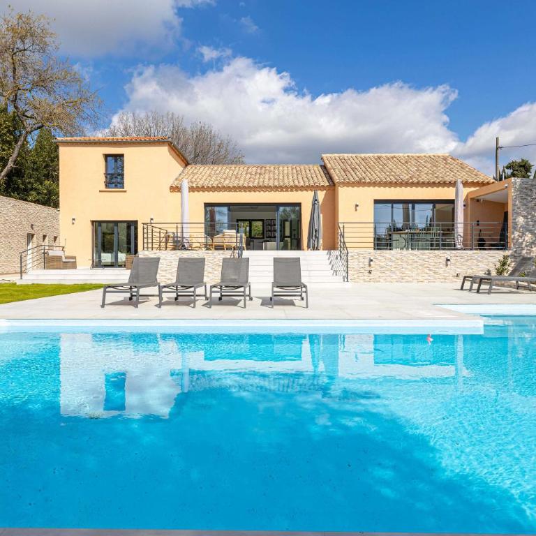 Modern Villa with Heated Pool and Garden - Villa - 1