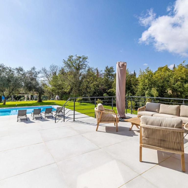 Modern Villa with Heated Pool and Garden - Villa - 24