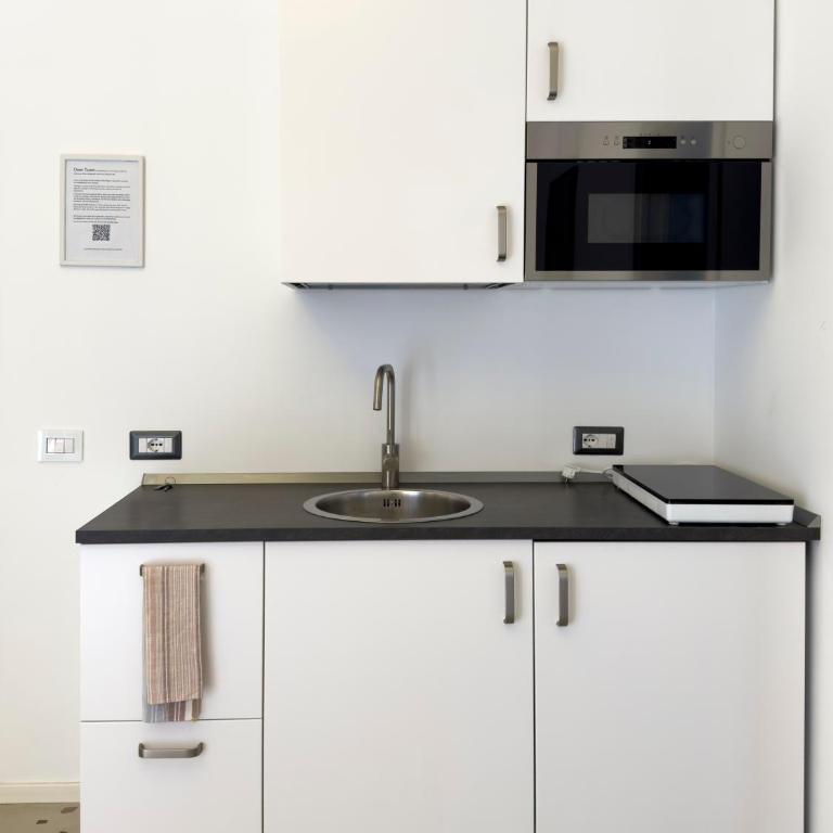B&B Un Passo Dal Treno Piazza Vittorio Veneto 36-Salerno Station-Building under renovation - Superior Family Room - 4