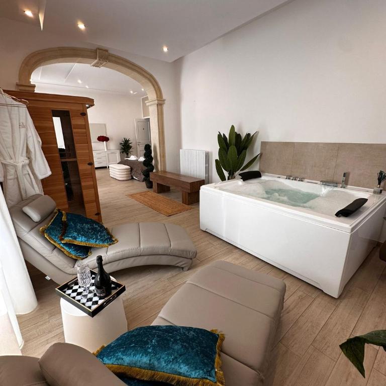 Centrale Suites - Deluxe Suite with Spa Bath - 11