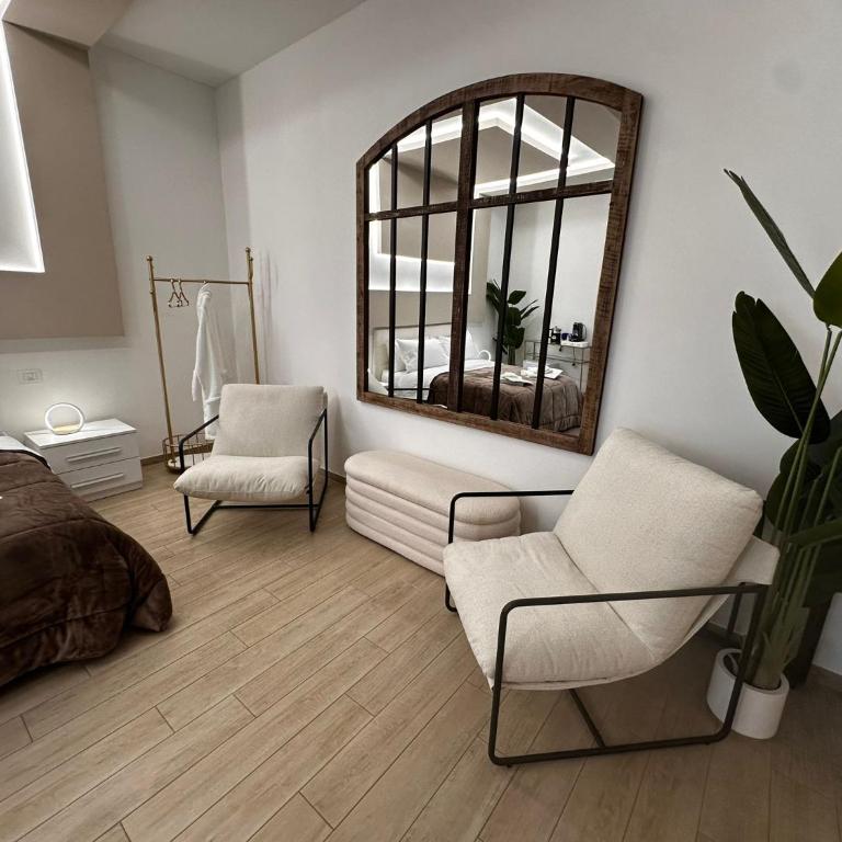 Centrale Suites - King Room with Spa Bath - 11