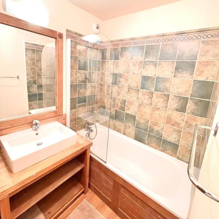 L'Ours de St Lary, 6 personnes, Piscine, Sauna, Hammam - Three-Bedroom Apartment - 32