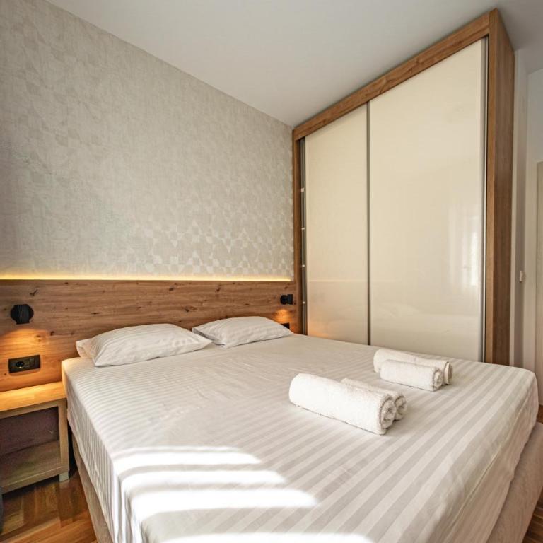 Peace 2 Apartments with parking - Two-Bedroom Apartment with Balcony - 3