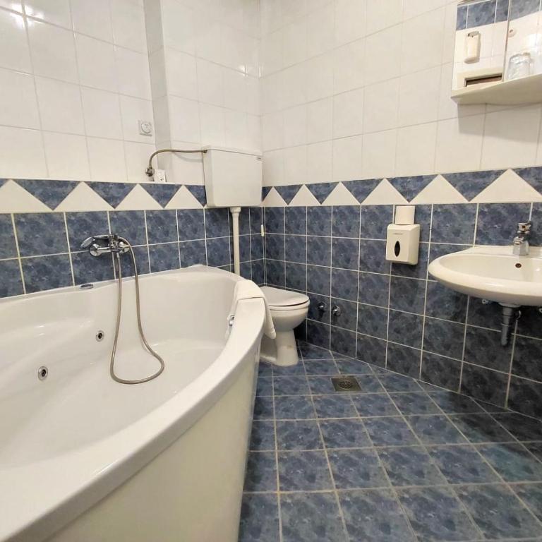 Hotel Slodes - Superior Double Room with Spa Bath - 5