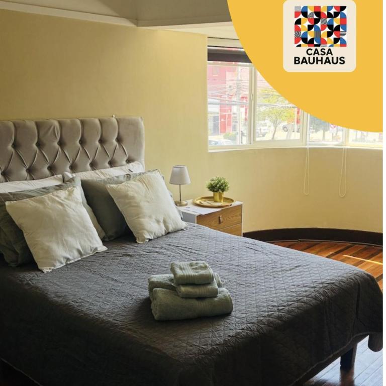 CASA BAUHAUS Providencia - Habitación con cama grande y balcón - 1