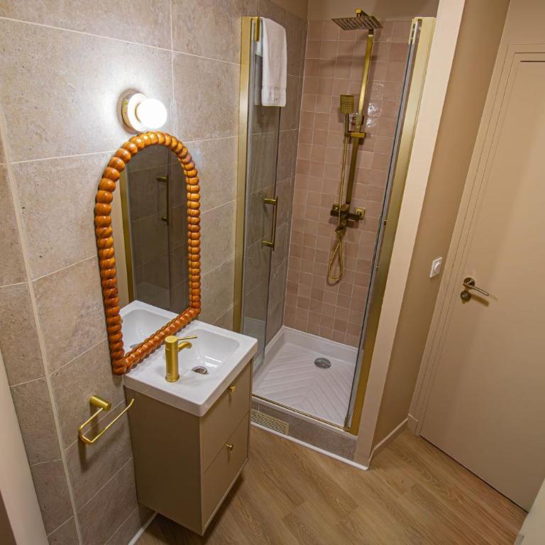 1 Chambre Sacré Cœur - Ascenseur - Calme - Appartement avec Douche - 1