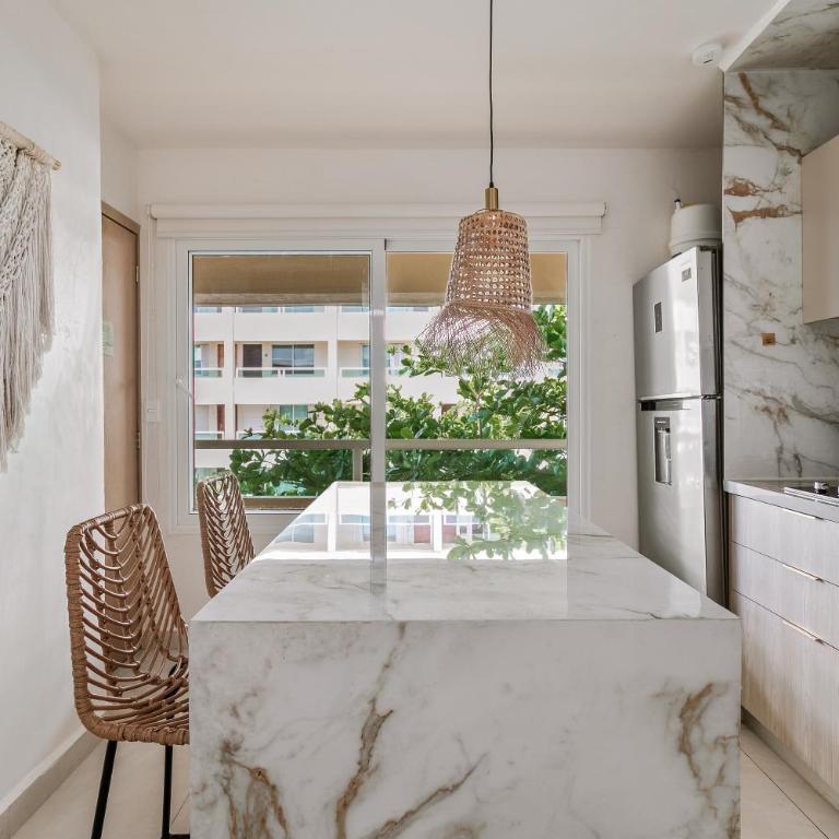 Lullaby of Waves, A Spectacular Escape - One-Bedroom Apartment - 7
