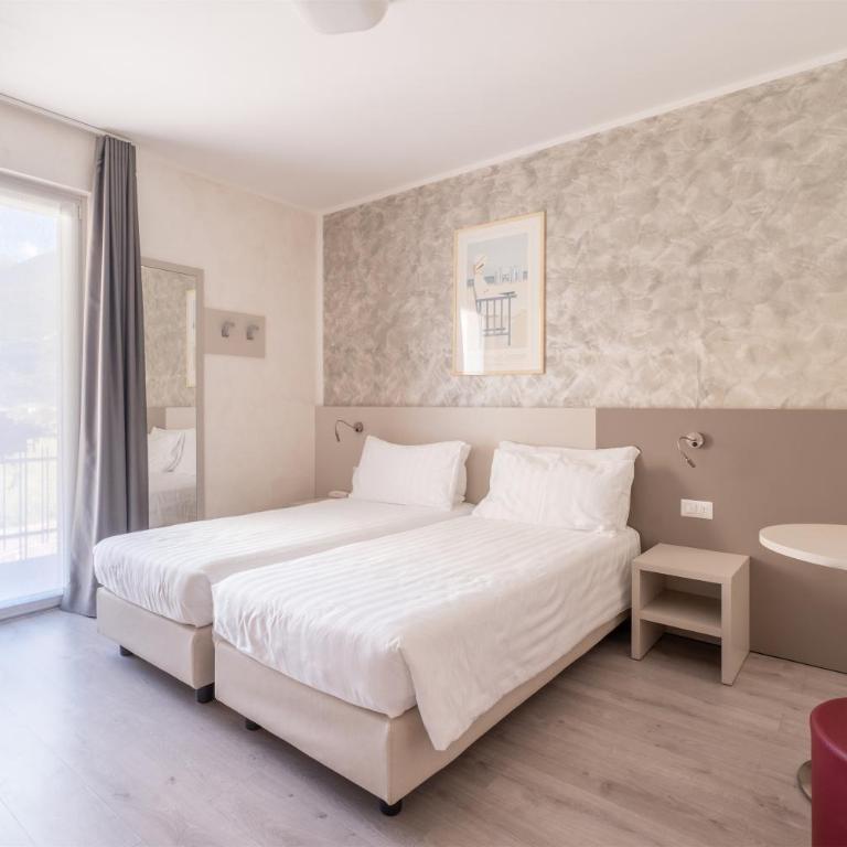 Hotel Angelini - Vierbettzimmer mit Balkon und Blick auf die Berge - 1