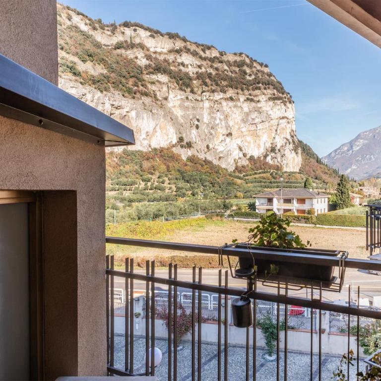 Hotel Angelini - Vierbettzimmer mit Balkon und Blick auf die Berge - 4