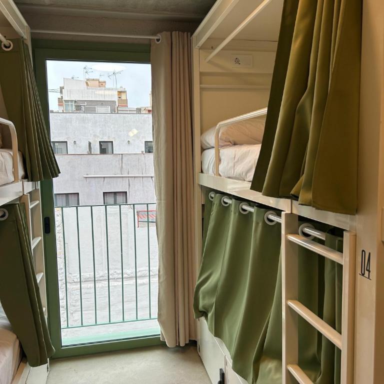 Hostelfly Fira Barcelona - Cama en habitación compartida mixta de 8 camas - 5