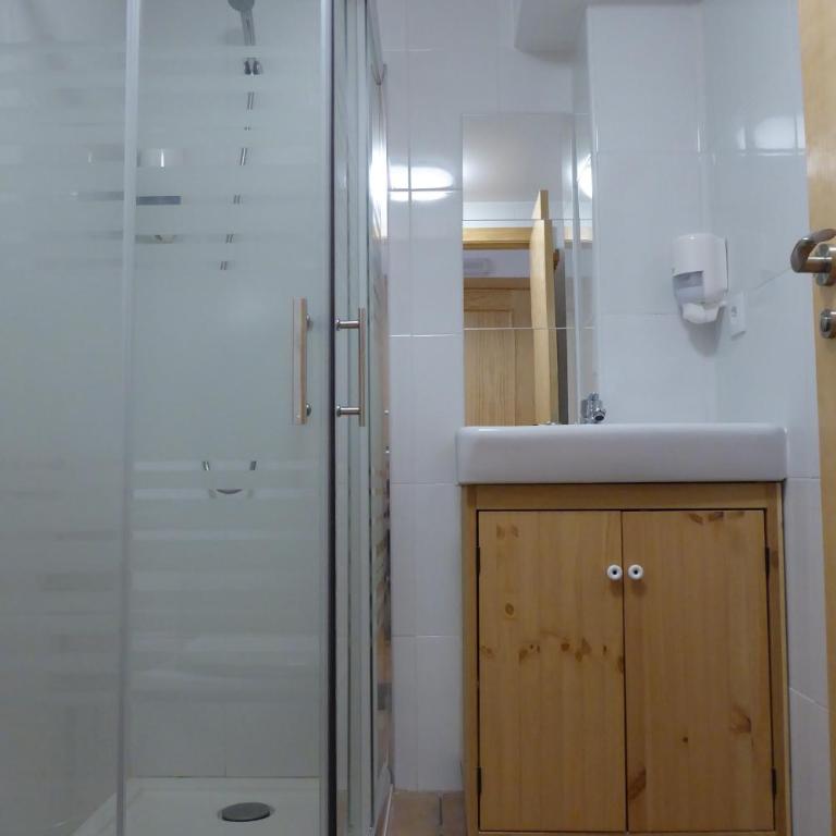 Camping Selva de Oza - Habitación Doble con baño privado - 2 camas - 2