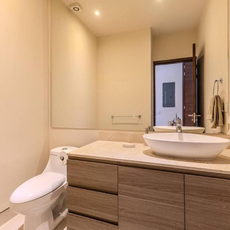Waterfront condo with pool & gym access - Apartamento de 3 dormitorios - 23