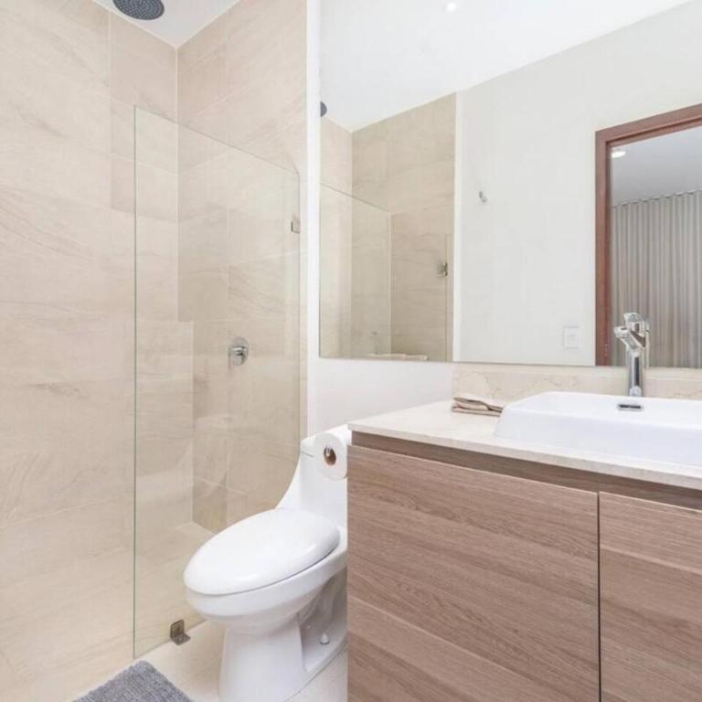 Waterfront condo with pool & gym access - Apartamento de 3 dormitorios - 30