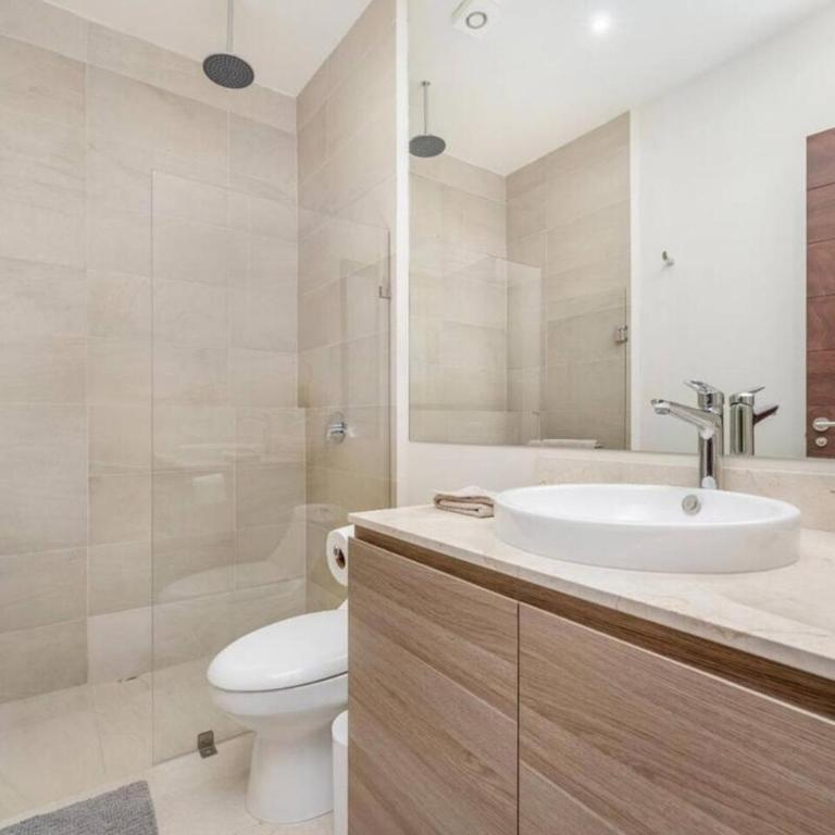Waterfront condo with pool & gym access - Apartamento de 3 dormitorios - 32