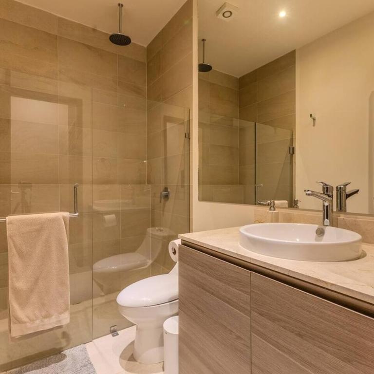 Waterfront condo with pool & gym access - Apartamento de 3 dormitorios - 33