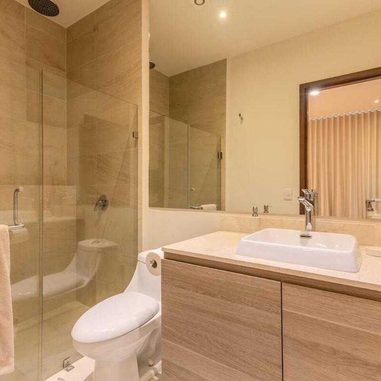 Waterfront condo with pool & gym access - Apartamento de 3 dormitorios - 50